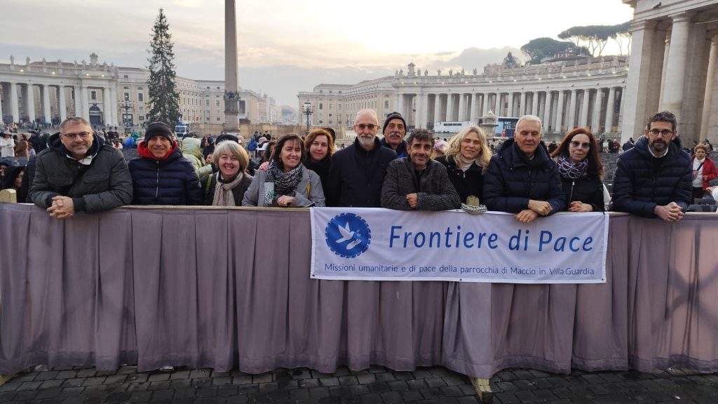 Il gruppo di Frontiere di Pace presente in piazza San Pietro durante l'Udienza Generale