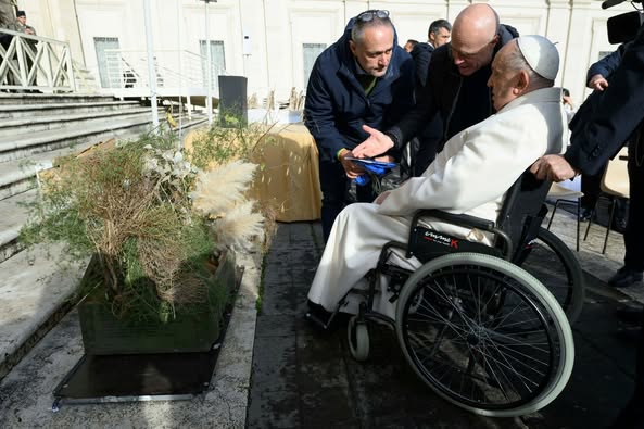 Il momento in cui viene donata al Papa la cassa di munizioni russe che è stata trasformata in fioriera