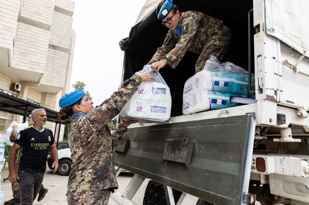 Consegna degli aiuti umanitari in Libano tramite Unifil